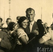 Lato 1938, Jastarnia lub Gdynia, woj. pomorskie, Rzeczpospolita Polska.
Larysa Zajączkowska podczas zabawy tanecznej. 
Fot. NN, kolekcja Larysy Zajączkowskiej-Mitznerowej, zbiory Ośrodka KARTA
