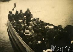 Lato 1938, Jastarnia lub Gdynia, woj. pomorskie, Rzeczpospolita Polska.
Larysa Zajączkowska płynie łódką (siedzi w pierwszej ławce 1. z lewej) razem z matką Elżbietą (siedzi obok córki).
Fot. NN, kolekcja Larysy Zajączkowskiej-Mitznerowej, zbiory Ośrodka KARTA