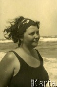 Lato 1938, Jastarnia lub Gdynia, woj. pomorskie, Rzeczpospolita Polska.
Matka Larysy Zajączkowskiej, Elżbieta podczas odpoczynku nad Morzem Bałtyckim.
Fot. NN, kolekcja Larysy Zajączkowskiej-Mitznerowej, zbiory Ośrodka KARTA