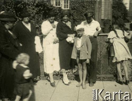 Lato 1938, Jastarnia lub Gdynia, woj. pomorskie, Rzeczpospolita Polska.
Rodzina Zajączkowskich podczas wakacji. 3. z lewej stoi Larysa Michelson (babcia Larysy), 6. Jerzy (brat).
Fot. NN, kolekcja Larysy Zajączkowskiej-Mitznerowej, zbiory Ośrodka KARTA