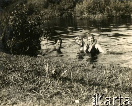 Prawdopodobnie lato 1939, Moszczenica, woj. łódzkie, Rzeczpospolita Polska.
Larysa Zajączkowska (1. z prawej) prawdopodobnie z koleżankami podczas kąpieli w rzece.
Fot. NN, kolekcja Larysy Zajączkowskiej-Mitznerowej, zbiory Ośrodka KARTA