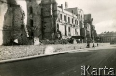 Od sierpnia 1940, Warszawa, Generalne Gubernatorstwo.
Ruiny budynku zbombardowanego przez lotnictwo niemieckie we wrześniu 1939 roku przy Placu Marszałka Józefa Piłsudskiego. W głębi widoczny budynek Sądów Wojskowych. 
Fot. Larysa Zajączkowska, zbiory Ośrodka KARTA