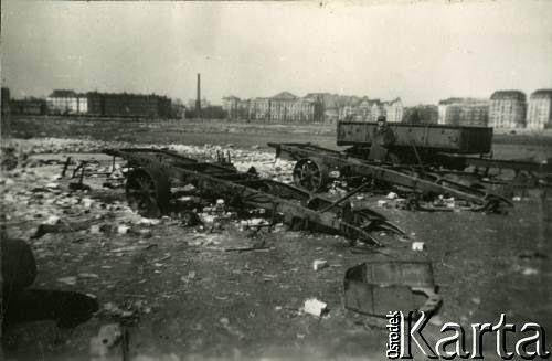 Od sierpnia 1940, Warszawa, Generalne Gubernatorstwo.
Mężczyzna stoi przed zniszczonym sprzętem wojskowym w czasie oblężenia stolicy we wrześniu 1939 roku. W tle widoczne budynki mieszkalne.
Fot. Larysa Zajączkowska, zbiory Ośrodka KARTA