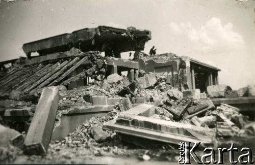 Od sierpnia 1940, Warszawa, Generalne Gubernatorstwo.
Mężczyzna siedzi na gruzach zniszczonego we wrześniu 1939 roku budynku i czyta książkę.
Fot. Larysa Zajączkowska, zbiory Ośrodka KARTA