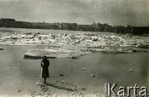 Zima 1940, Warszawa, Generalne Gubernatorstwo.
Elżbieta Zajączkowska (matka Larysy) stoi przy praskim brzegu Wisły. Po prawej stronie widoczny Most Poniatowskiego, w tle za kobietą widać zabudowania Starego Miasta.
Fot. Larysa Zajączkowska, zbiory Ośrodka KARTA