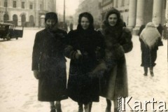 Zima 1940, Warszawa, Generalne Gubernatorstwo.
Larysa Zajączkowska (z prawej) z matką Elżbietą (w środku) i bratem Jerzym (z lewej) na Krakowskim Przedmieściu. 
Fot. NN, kolekcja Larysy Zajączkowskiej-Mitznerowej, zbiory Ośrodka KARTA