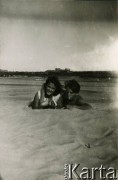 1940-1944, Warszawa, Generalne Gubernatorstwo.
Larysa Zajączkowska z bratem Jerzym na plaży.
Fot. NN, kolekcja Larysy Zajączkowskiej-Mitznerowej, zbiory Ośrodka KARTA