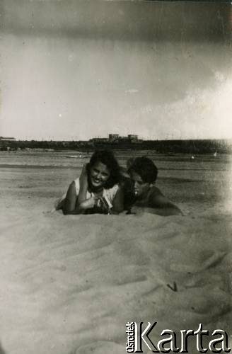 1940-1944, Warszawa, Generalne Gubernatorstwo.
Larysa Zajączkowska z bratem Jerzym na plaży.
Fot. NN, kolekcja Larysy Zajączkowskiej-Mitznerowej, zbiory Ośrodka KARTA