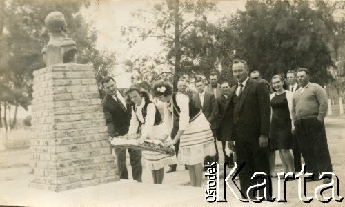 Lata 70. (?), Coronel du Graty, prowincja Chaco, Argentyna.
Polacy składają kwiaty pod pomnikiem bohatera narodowego Argentyny San Martina. W polskiej delegacji m.in. Bronisław Kramarz (z przodu, 1. z prawej), Władysław Herbut (z przodu, 1. z lewej), Stanisław Boczar (z tyłu, 1. z prawej).
Fot. NN, zbiory Władysława Herbuta, reprodukcje cyfrowe w Bibliotece Polskiej im. Ignacego Domeyki w Buenos Aires (Biblioteca Polaca Ignacio Domeyko) i w Ośrodku KARTA w Warszawie.