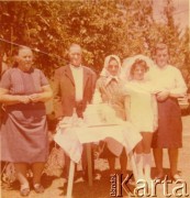 Styczeń 1974, Coronel du Graty, prowincja Chaco, Argentyna.
Rodzina Herbutów i Wojtuniów - w chustce Anastazja Herbut, w marynarce Józef Herbut, Marcela Wojtuń (1. z lewej), Aniela Herbut (1. z prawej) i nieznana dziewczynka w dniu swojej pierwszej komunii. 
Fot. NN, zbiory Władysława Herbuta, reprodukcje cyfrowe w Bibliotece Polskiej im. Ignacego Domeyki w Buenos Aires (Biblioteca Polaca Ignacio Domeyko) i w Ośrodku KARTA w Warszawie.