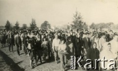 Brak daty, Coronel du Graty, prowincja Chaco, Argentyna.
Procesja. Na zdjęciu m.in. rodzina Ryczakowskich.
Fot. NN, zbiory Władysława Herbuta, reprodukcje cyfrowe w Bibliotece Polskiej im. Ignacego Domeyki w Buenos Aires (Biblioteca Polaca Ignacio Domeyko) i w Ośrodku KARTA w Warszawie.