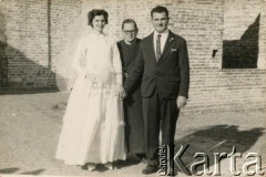 25.08.1962, Coronel du Graty, prowincja Chaco, Argentyna.
Zdjęcie ślubne Władysława i Heleny (Eleny) Herbutów. Z nowożeńcami stoi ksiądz Rutkowski. 
Fot. NN, zbiory Władysława Herbuta, reprodukcje cyfrowe w Bibliotece Polskiej im. Ignacego Domeyki w Buenos Aires (Biblioteca Polaca Ignacio Domeyko) i w Ośrodku KARTA w Warszawie.