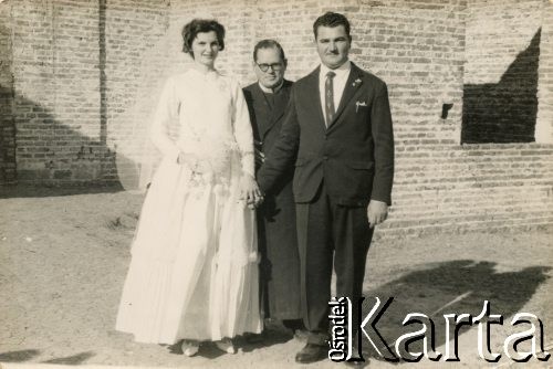 25.08.1962, Coronel du Graty, prowincja Chaco, Argentyna.
Zdjęcie ślubne Władysława i Heleny (Eleny) Herbutów. Z nowożeńcami stoi ksiądz Rutkowski. 
Fot. NN, zbiory Władysława Herbuta, reprodukcje cyfrowe w Bibliotece Polskiej im. Ignacego Domeyki w Buenos Aires (Biblioteca Polaca Ignacio Domeyko) i w Ośrodku KARTA w Warszawie.