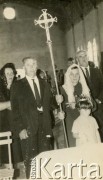 Ok. 1968, Coronel du Graty, prowincja Chaco, Argentyna.
Uroczystość w kościele katolickim. Od prawej - Józef Wojtuń, Anastazja Herbut, Józef Herbut i Marcelina Wojtuń; dziewczynka z przodu – Sonia Herbut. 
Fot. NN, zbiory Władysława Herbuta, reprodukcje cyfrowe w Bibliotece Polskiej im. Ignacego Domeyki w Buenos Aires (Biblioteca Polaca Ignacio Domeyko) i w Ośrodku KARTA w Warszawie.
