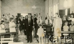 Ok. 1968, Coronel du Graty, prowincja Chaco, Argentyna.
Uroczystość w kościele katolickim. Z krzyżem idą Anastazja Herbut z mężem Józefem Herbutem, za nimi Marcelina Wojtuń z mężem Józefem Wojtuniem; dziewczynka z przodu – Sonia Herbut. W pierwszej ławce z prawej stoi Helena (Elena) Herbut z domu Wojtuń.
Fot. NN, zbiory Władysława Herbuta, reprodukcje cyfrowe w Bibliotece Polskiej im. Ignacego Domeyki w Buenos Aires (Biblioteca Polaca Ignacio Domeyko) i w Ośrodku KARTA w Warszawie.