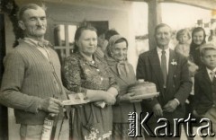 Brak daty, Coronel du Graty, prowincja Chaco, Argentyna.
Przywitanie pary młodej. Od lewej Józef Wojtuń, Marcela Wojtuń, Anastazja Herbut, Józef Herbut.
Fot. NN, zbiory Władysława Herbuta, reprodukcje cyfrowe w Bibliotece Polskiej im. Ignacego Domeyki w Buenos Aires (Biblioteca Polaca Ignacio Domeyko) i w Ośrodku KARTA w Warszawie.