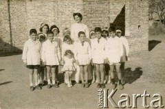 25.08.1962, Coronel du Graty, prowincja Chaco, Argentyna.
Helena (Elena) Herbut z domu Wojtuń w dniu swojego ślubu. Na zdjęciu z dziećmi ze szkoły, w której uczyła. 
Fot. NN, zbiory Władysława Herbuta, reprodukcje cyfrowe w Bibliotece Polskiej im. Ignacego Domeyki w Buenos Aires (Biblioteca Polaca Ignacio Domeyko) i w Ośrodku KARTA w Warszawie.