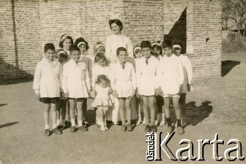 25.08.1962, Coronel du Graty, prowincja Chaco, Argentyna.
Helena (Elena) Herbut z domu Wojtuń w dniu swojego ślubu. Na zdjęciu z dziećmi ze szkoły, w której uczyła. 
Fot. NN, zbiory Władysława Herbuta, reprodukcje cyfrowe w Bibliotece Polskiej im. Ignacego Domeyki w Buenos Aires (Biblioteca Polaca Ignacio Domeyko) i w Ośrodku KARTA w Warszawie.