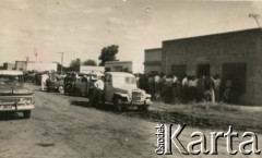 Lata 70. (?),Coronel du Graty, prowincja Chaco, Argentyna.
Scena uliczna.
Fot. NN, zbiory Władysława Herbuta, reprodukcje cyfrowe w Bibliotece Polskiej im. Ignacego Domeyki w Buenos Aires (Biblioteca Polaca Ignacio Domeyko) i w Ośrodku KARTA w Warszawie.