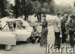 Lata 70., okolice Coronel du Graty, prowincja Chaco, Argentyna. 
Władysław Herbut (kuca) z nieznanymi osobami. 
Fot. NN, zbiory Władysława Herbuta, reprodukcje cyfrowe w Bibliotece Polskiej im. Ignacego Domeyki w Buenos Aires (Biblioteca Polaca Ignacio Domeyko) i w Ośrodku KARTA w Warszawie.