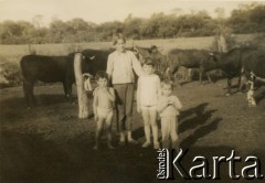 Lata 60., okolice Coronel du Graty, prowincja Chaco, Argentyna.
Sonia Herbut (2. z prawej), Mario Herbut (1. z prawej) z nieznanymi dziećmi. 
Fot. NN, zbiory Władysława Herbuta, reprodukcje cyfrowe w Bibliotece Polskiej im. Ignacego Domeyki w Buenos Aires (Biblioteca Polaca Ignacio Domeyko) i w Ośrodku KARTA w Warszawie.