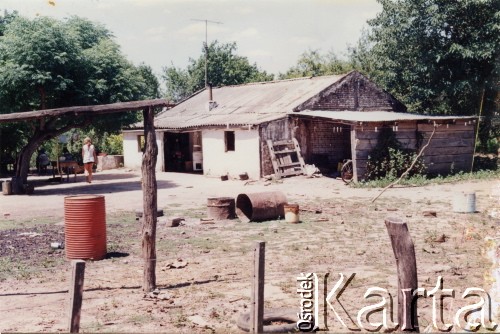 14.06.1998, Pampa Bolsa, okolice Pampa del Infierno, prowincja Chaco, Argentyna.
Dom rodzinny Wojtuniów, zbudowany w pierwszych latach życia na emigracji (1938).
Fot. NN, zbiory Leokadii Kuryłowicz, reprodukcje cyfrowe w Bibliotece Polskiej im. Ignacego Domeyki w Buenos Aires (Biblioteca Polaca Ignacio Domeyko) i w Ośrodku KARTA w Warszawie.