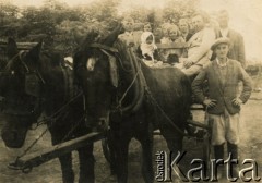 Lata 50. (?), okolice Coronel du Graty, prowincja Chaco, Argentyna.
Rodzina Wojtuniów i inni Polacy mieszkający w okolicach Coronel du Graty.
Fot. NN, zbiory Leokadii Kuryłowicz, reprodukcje cyfrowe w Bibliotece Polskiej im. Ignacego Domeyki w Buenos Aires (Biblioteca Polaca Ignacio Domeyko) i w Ośrodku KARTA w Warszawie.
