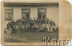 Lata 30., Barysz, Polska. 
Klasa Anieli Wojtuń (3. z lewej, w dolnym rzędzie). Dziewczynka razem z rodzicami emigrowała w 1938 r. do Argentyny. 
Fot. NN, zbiory Leokadii Kuryłowicz, reprodukcje cyfrowe w Bibliotece Polskiej im. Ignacego Domeyki w Buenos Aires (Biblioteca Polaca Ignacio Domeyko) i w Ośrodku KARTA w Warszawie.