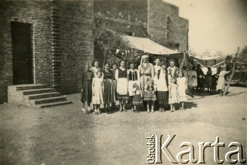 Brak daty, prowincja Chaco, Argentyna.
Grupa Polaków. 
Fot. NN, zbiory Leokadii Kuryłowicz, reprodukcje cyfrowe w Bibliotece Polskiej im. Ignacego Domeyki w Buenos Aires (Biblioteca Polaca Ignacio Domeyko) i w Ośrodku KARTA w Warszawie.