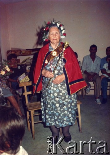 Lata 90.,Coronel du Graty, prowincja Chaco, Argentyna.
Marcela Wojtuń jako Królowa Emerytów.
Fot. NN, zbiory Leokadii Kuryłowicz, reprodukcje cyfrowe w Bibliotece Polskiej im. Ignacego Domeyki w Buenos Aires (Biblioteca Polaca Ignacio Domeyko) i w Ośrodku KARTA w Warszawie.