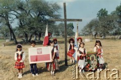 Lata 90., Meson de Fierno, prowincja Chaco, Argentyna.
Dzieci z polskich rodzin z obrazem Matki Boskiej Częstochowskiej pod krzyżem, gdzie miejscowym ukazała się Maryja.
Fot. NN, zbiory Leokadii Kuryłowicz, reprodukcje cyfrowe w Bibliotece Polskiej im. Ignacego Domeyki w Buenos Aires (Biblioteca Polaca Ignacio Domeyko) i w Ośrodku KARTA w Warszawie.