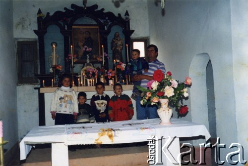 Lata 90., Pampa Bolsa, okolice Pampa del Infierno, prowincja Chaco, Argentyna.
Kaplica zbudowana przez Polaków. Ołtarz wykonał Józef Wojtuń.
Fot. NN, zbiory Leokadii Kuryłowicz, reprodukcje cyfrowe w Bibliotece Polskiej im. Ignacego Domeyki w Buenos Aires (Biblioteca Polaca Ignacio Domeyko) i w Ośrodku KARTA w Warszawie.
