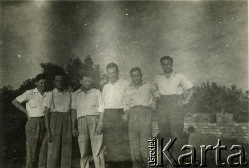 Lata 60., Coronel du Graty, prowincja Chaco, Argentyna.
Mąż Marii Kramarz Wacław Bazyluk (2. z prawej), Stanisław Boczar (3. z prawej) w towarzystwie nieznanych mężczyzn.
Fot. NN, zbiory Marii Kramarz, reprodukcje cyfrowe w Bibliotece Polskiej im. Ignacego Domeyki w Buenos Aires (Biblioteca Polaca Ignacio Domeyko) i w Ośrodku KARTA w Warszawie.