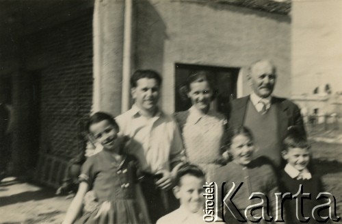 Brak daty, Buenos Aires, Argentyna.
Ojciec Marii Kramarz Ignacy Kramarz (1. prawej), Zofia Kramarz (w środku) i nieznane osoby.
szwagier Marii Kramarz Piotr Mikielica (1. od lewej).
Fot. NN, zbiory Marii Kramarz, reprodukcje cyfrowe w Bibliotece Polskiej im. Ignacego Domeyki w Buenos Aires (Biblioteca Polaca Ignacio Domeyko) i w Ośrodku KARTA w Warszawie.