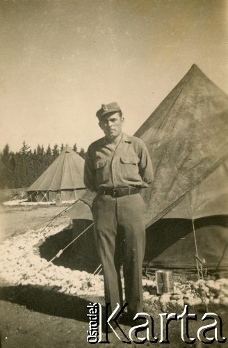 1940-1945, brak daty.
Wacław Bazyluk - żołnierz Polskich Sił Zbrojnych na Zachodzie, po wojnie weemigrował do Argentyny, gdzie zamieszkał w prowincji Chaco.
Fot. NN, zbiory Marii Kramarz, reprodukcje cyfrowe w Bibliotece Polskiej im. Ignacego Domeyki w Buenos Aires (Biblioteca Polaca Ignacio Domeyko) i w Ośrodku KARTA w Warszawie.