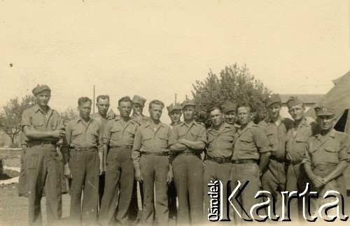 1940-1945, brak daty.
Koledzy z jednostki Wacława Bazyluka - żołnierza Polskich Sił Zbrojnych na Zachodzie, który po wojnie wyemigrował do Argentyny, gdzie zamieszkał w prowincji Chaco.
Fot. NN, zbiory Marii Kramarz, reprodukcje cyfrowe w Bibliotece Polskiej im. Ignacego Domeyki w Buenos Aires (Biblioteca Polaca Ignacio Domeyko) i w Ośrodku KARTA w Warszawie.