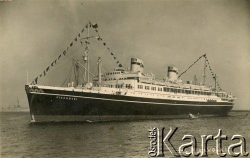 1935-1939, brak miejsca.
M/s Piłsudski – polski statek pasażerski, transatlantyk. Zatonął w listopadzie 1939 roku.
Fot. NN, zbiory Marii Kramarz, reprodukcje cyfrowe w Bibliotece Polskiej im. Ignacego Domeyki w Buenos Aires (Biblioteca Polaca Ignacio Domeyko) i w Ośrodku KARTA w Warszawie.