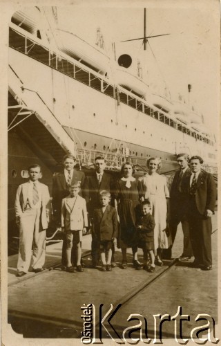 Po wrześniu 1939, Buenos Aires, Argentyna.
Pożeganie Wawrzyńca Wójcika, który jako ochotnik wyjechał na wojnę. Na zdjęciu m.in. Maria Wojtuń, Stefan Gut, Katarzyna Krzyworączka.
Fot. NN, zbiory Marii Kramarz, reprodukcje cyfrowe w Bibliotece Polskiej im. Ignacego Domeyki w Buenos Aires (Biblioteca Polaca Ignacio Domeyko) i w Ośrodku KARTA w Warszawie.