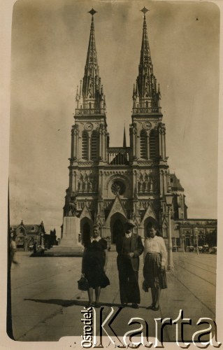 Brak daty, Lujan, Argentyna.
Maria Kramarz (1. z prawej), jej ojciec Igancy Kramarz, Katarzyna Krzyworączka przy Sanktuarium Matki Bożej z Lujan.
Fot. NN, zbiory Marii Kramarz, reprodukcje cyfrowe w Bibliotece Polskiej im. Ignacego Domeyki w Buenos Aires (Biblioteca Polaca Ignacio Domeyko) i w Ośrodku KARTA w Warszawie.