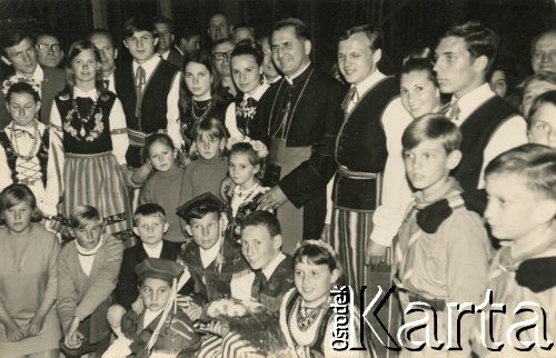 29.09.1968, Buenos Aires, Argentyna.
Delegat prymasa Polski Stefana Wyszyńskiego do opieki nad emigracją i uchodźstwem polskim biskup Władysław Rubin z Polakami w strojach ludowych.
Fot. NN, zbiory Marii Kramarz, reprodukcje cyfrowe w Bibliotece Polskiej im. Ignacego Domeyki w Buenos Aires (Biblioteca Polaca Ignacio Domeyko) i w Ośrodku KARTA w Warszawie.