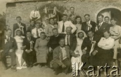 1954, prowincja Chaco, Argentyna. 
Ślub Marii Kramarz i Wacława Bazyluka oraz jej siostry Władysławy Kramarz. 
Fot. NN, zbiory Marii Kramarz, reprodukcje cyfrowe w Bibliotece Polskiej im. Ignacego Domeyki w Buenos Aires (Biblioteca Polaca Ignacio Domeyko) i w Ośrodku KARTA w Warszawie.