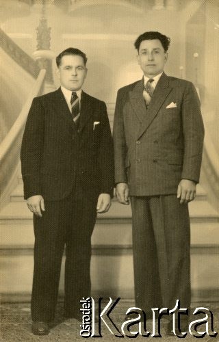 Brak daty, Buenos Aires, Argentyna.
Wacław Bazyluk z kolegą.
Fot. NN, zbiory Marii Kramarz, reprodukcje cyfrowe w Bibliotece Polskiej im. Ignacego Domeyki w Buenos Aires (Biblioteca Polaca Ignacio Domeyko) i w Ośrodku KARTA w Warszawie.