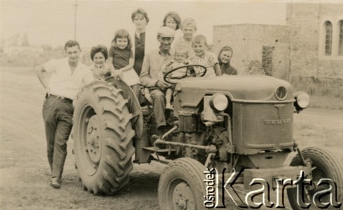 Lata 70., okolice Coronel du Graty, prowincja Chaco, Argentyna.
Stanisława Wojtuń (1. z prawej) z mężem Bronisławem (za kierownicą) i dziećmi Robertem i Ramonem (między małżeństwem) oraz sąsiadami Eleną Gurniak (2. z lewej) i Jose Sombusz (1. z lewej).
Fot. NN, zbiory Stanisława Wojtuń, reprodukcje cyfrowe w Bibliotece Polskiej im. Ignacego Domeyki w Buenos Aires (Biblioteca Polaca Ignacio Domeyko) i w Ośrodku KARTA w Warszawie.