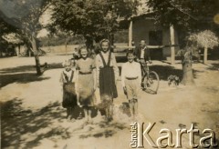 Lata 40., Pampa Juanita w okolicach Pampa del Infierno, prowincja Chaco, Argentyna.
Sąsiedzi (od prawej) Władysława Wojtuń, Józefa Boczar, Stanisława Wojtuń i Roman Wojtuń.
Fot. NN, zbiory Stanisława Wojtuń, reprodukcje cyfrowe w Bibliotece Polskiej im. Ignacego Domeyki w Buenos Aires (Biblioteca Polaca Ignacio Domeyko) i w Ośrodku KARTA w Warszawie.