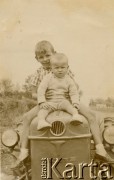 Lata 70., okolice Coronel du Graty, prowincja Chaco. Argentyna.
Ramon i Roberto - synowie Stanisławy Wojtuń.
Fot. NN, zbiory Stanisława Wojtuń, reprodukcje cyfrowe w Bibliotece Polskiej im. Ignacego Domeyki w Buenos Aires (Biblioteca Polaca Ignacio Domeyko) i w Ośrodku KARTA w Warszawie.