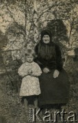 Lata 30.-40., Polska.
Anastazja Boczar i Władysława Skulska. Zdjęcie zostało wysłane do Argentyny przez krewnych rodziny Wojtuń.
Fot. NN, zbiory Stanisława Wojtuń, reprodukcje cyfrowe w Bibliotece Polskiej im. Ignacego Domeyki w Buenos Aires (Biblioteca Polaca Ignacio Domeyko) i w Ośrodku KARTA w Warszawie.