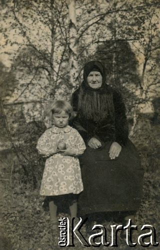 Lata 30.-40., Polska.
Anastazja Boczar i Władysława Skulska. Zdjęcie zostało wysłane do Argentyny przez krewnych rodziny Wojtuń.
Fot. NN, zbiory Stanisława Wojtuń, reprodukcje cyfrowe w Bibliotece Polskiej im. Ignacego Domeyki w Buenos Aires (Biblioteca Polaca Ignacio Domeyko) i w Ośrodku KARTA w Warszawie.