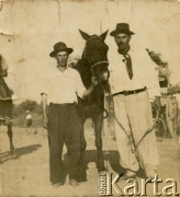Brak daty, Coronel du Graty, prowincja Chaco, Argentyna.
Przyjaciele rodziny Wojtuń - Cuchala i Marcelo Bravo. 
Fot. NN, zbiory Stanisława Wojtuń, reprodukcje cyfrowe w Bibliotece Polskiej im. Ignacego Domeyki w Buenos Aires (Biblioteca Polaca Ignacio Domeyko) i w Ośrodku KARTA w Warszawie.