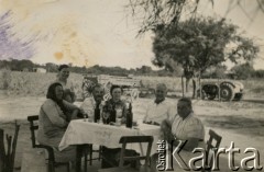 Brak daty, prowincja Chaco, Argentyna. 
Polska rodzina przy stole.
Fot. NN, zbiory Stanisława Wojtuń, reprodukcje cyfrowe w Bibliotece Polskiej im. Ignacego Domeyki w Buenos Aires (Biblioteca Polaca Ignacio Domeyko) i w Ośrodku KARTA w Warszawie.