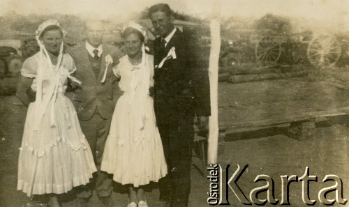 Brak daty, Coronel du Graty, prowincja Chaco, Argentyna.
Ślub Stanisławy Wojtuń. Na zdjęciu Elena Wojtuń (z lewej), Jose Kramarz, Jose Rusek (1. z prawej).
Fot. NN, zbiory Stanisława Wojtuń, reprodukcje cyfrowe w Bibliotece Polskiej im. Ignacego Domeyki w Buenos Aires (Biblioteca Polaca Ignacio Domeyko) i w Ośrodku KARTA w Warszawie.